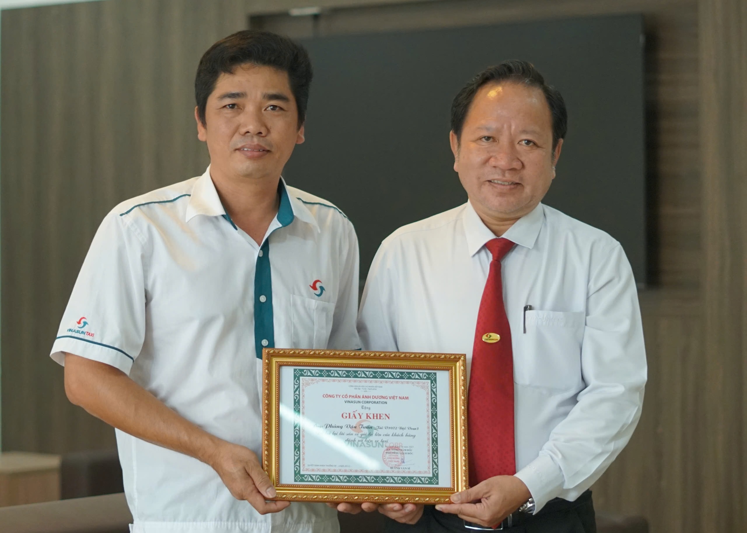 Lái xe Vinasun trả lại tài sản giá trị cho khách và nhận được lời cảm ơn đặc biệt