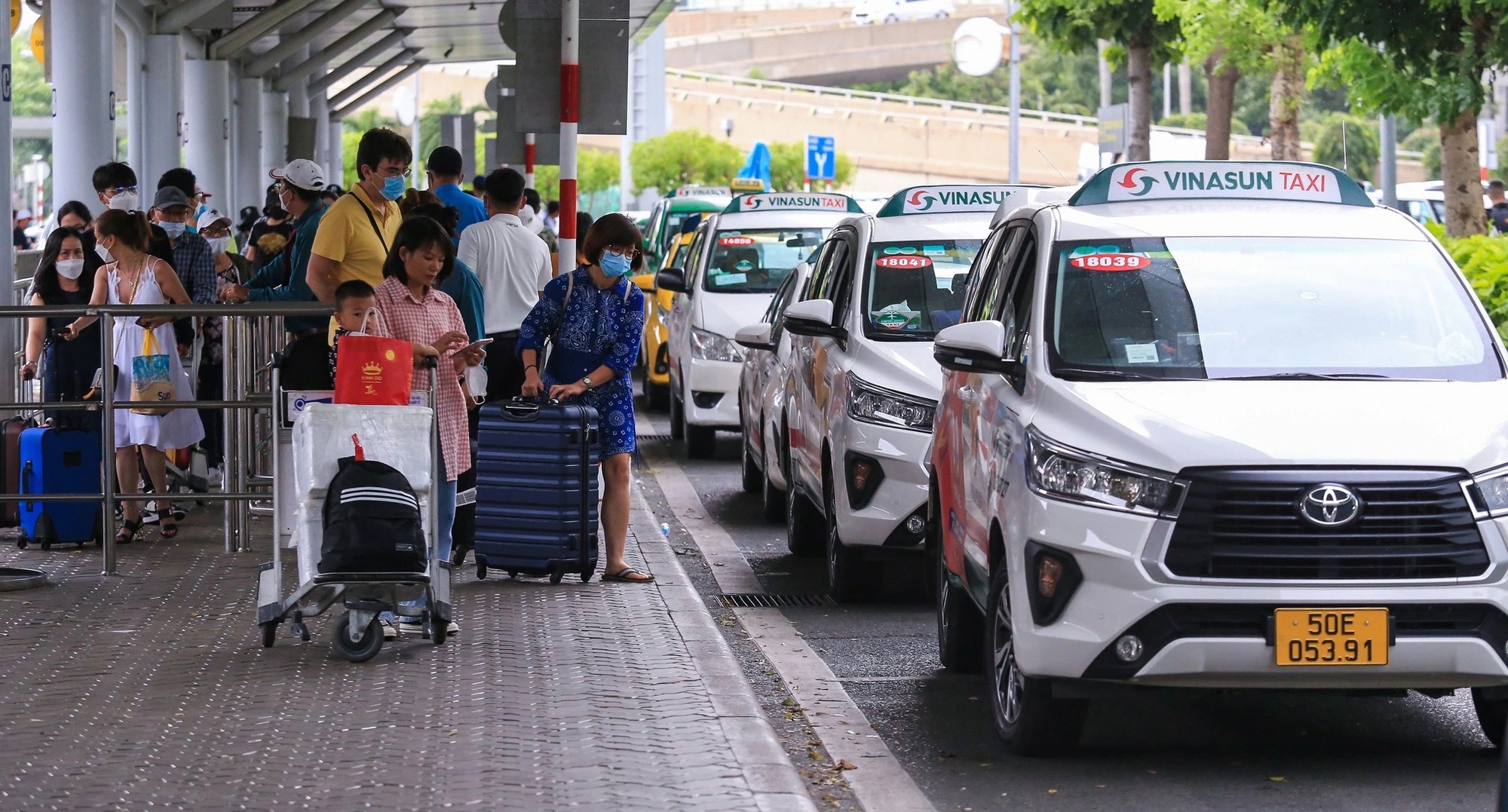 Taxi sân bay Tân Sơn Nhất đi trung tâm các quận ở HCM giá rẻ