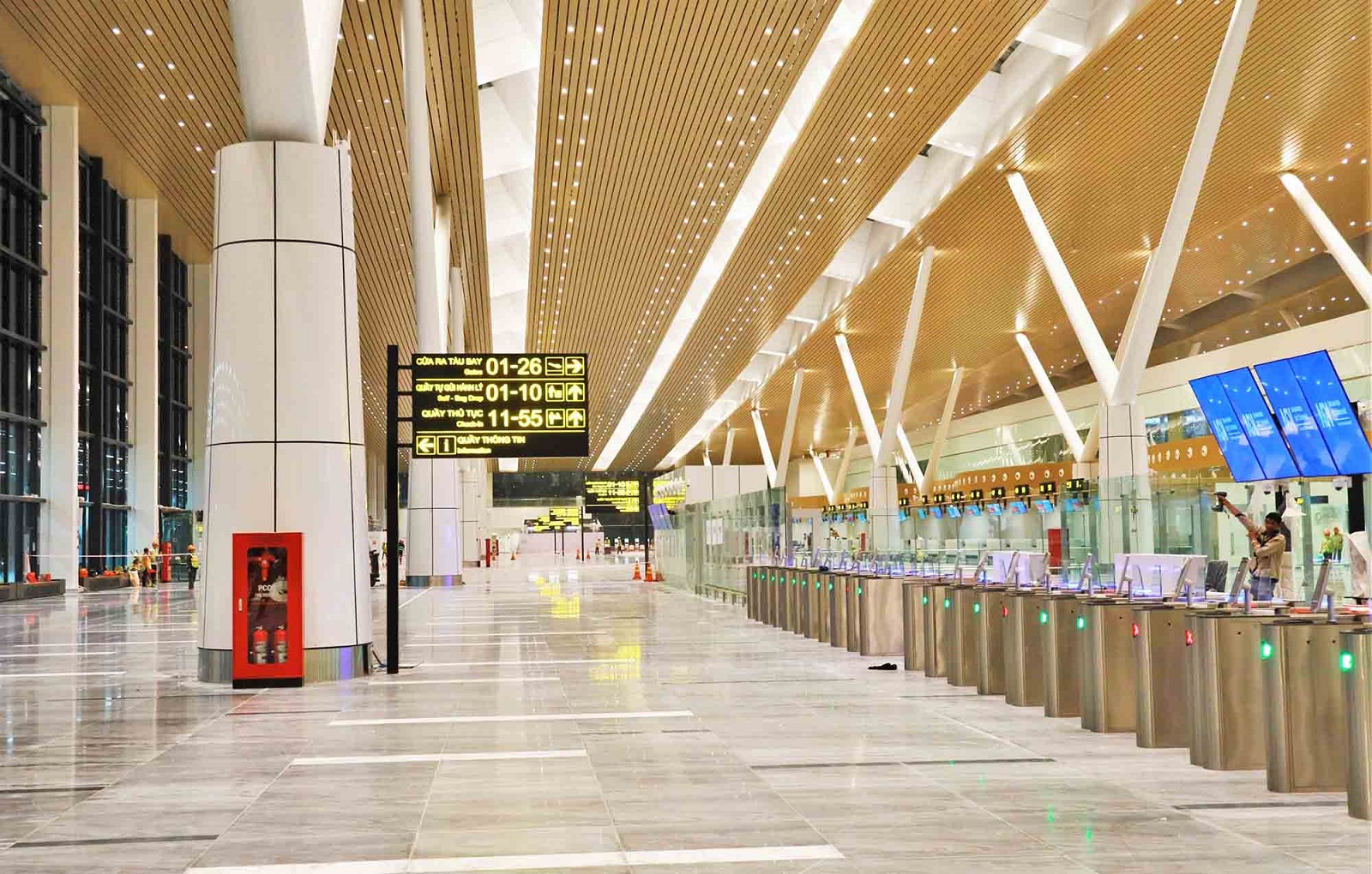 ben-trong-nha-nha-t3-san-bay-tan-son-nhat