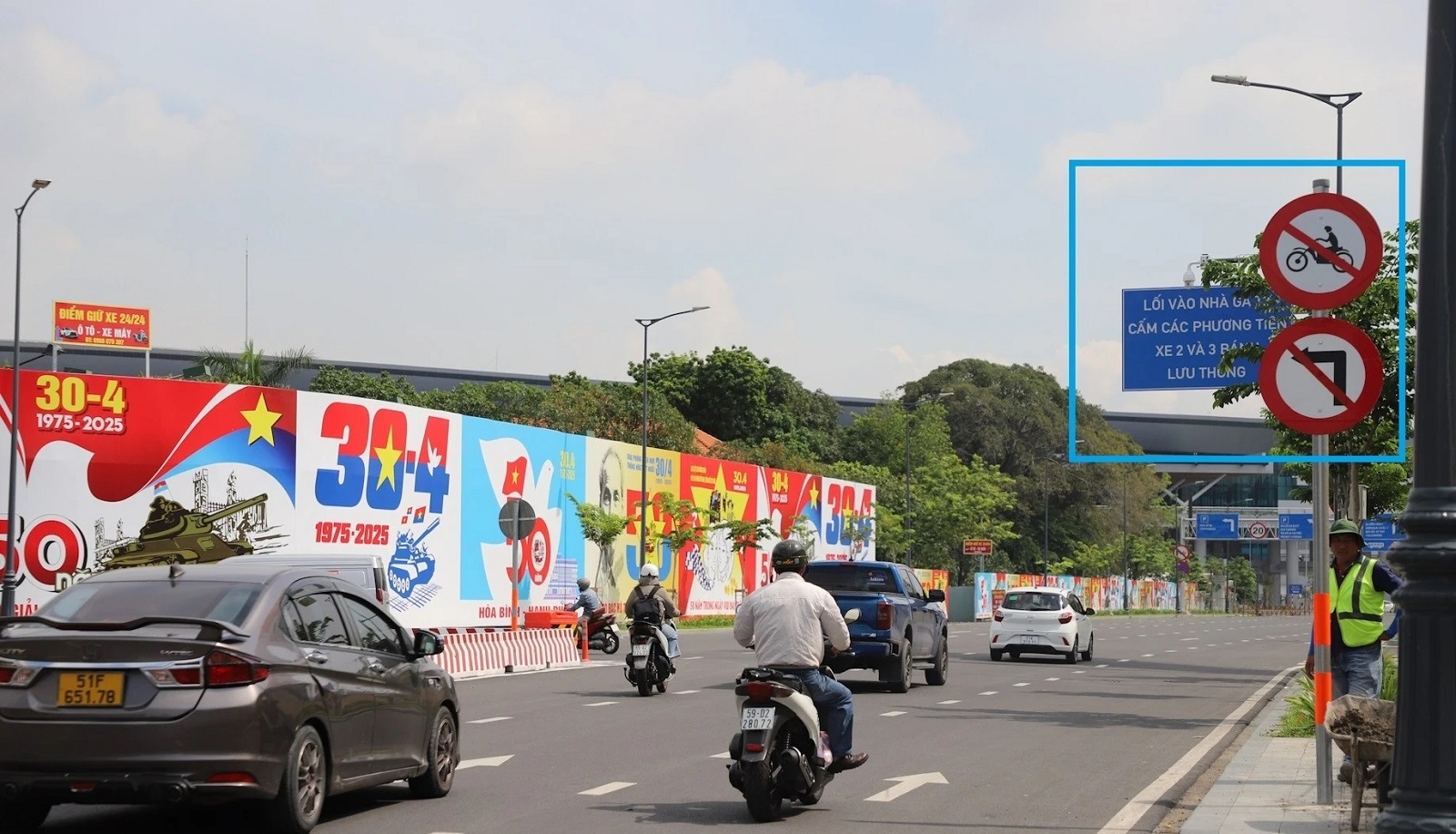 nha-ga-t3-cam-xe-may-va-cam-queo-trai