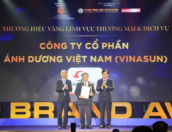 Mr. ta long hy, the deputy general director of anh duong vietnam joint stock company cum director of vinasun taxi, representative of vinasun taxi received the golden brand award 2020